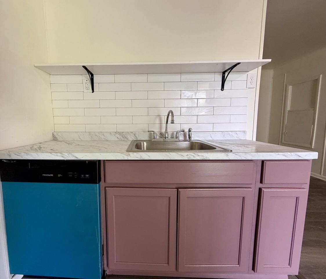 705 N 9th St - Photo 4 of 7
