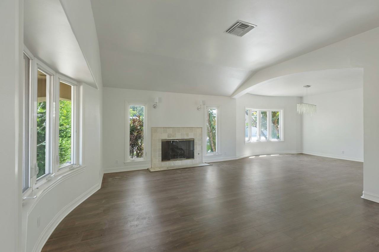 22100 Tiara St - Photo 5 of 50