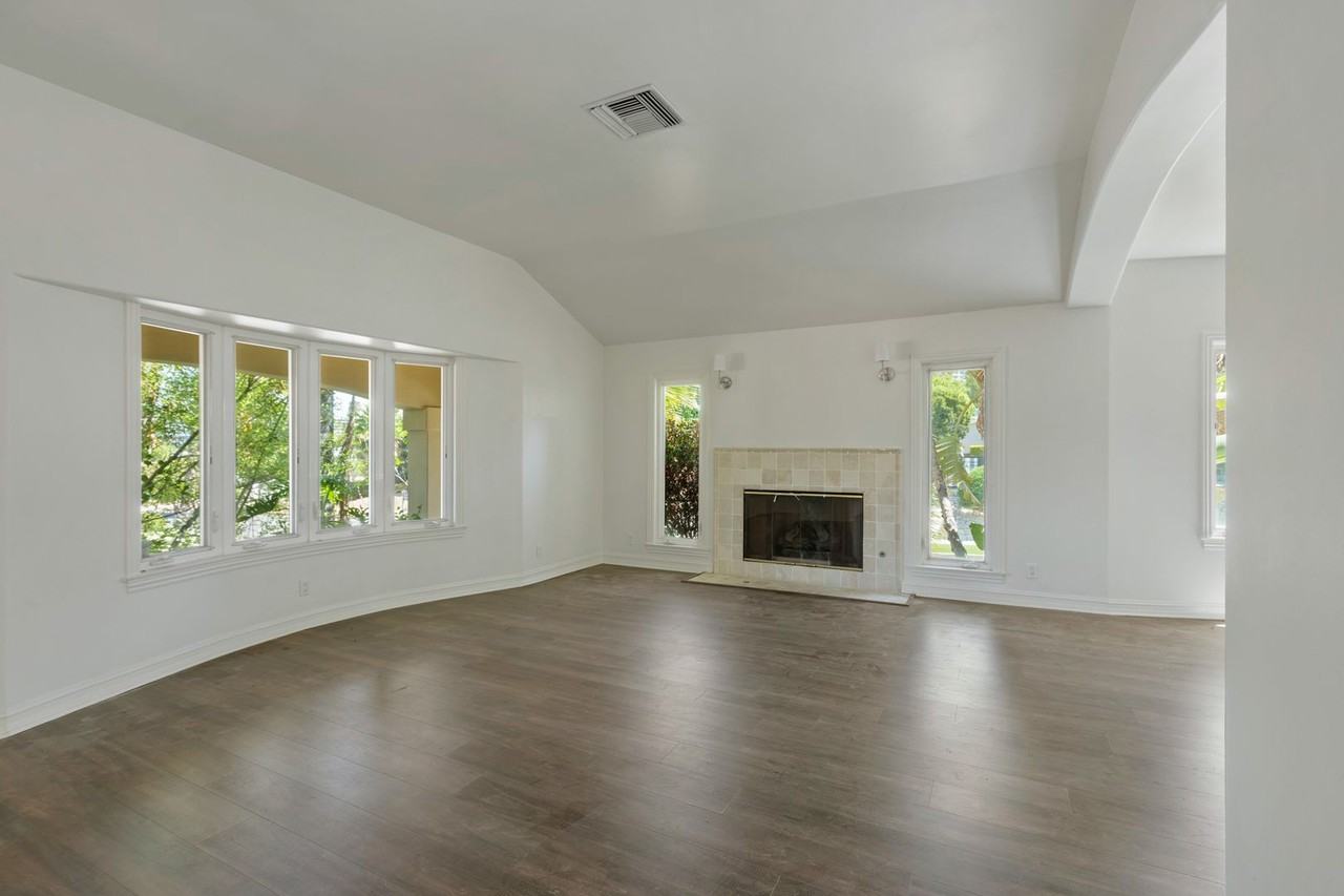 22100 Tiara St - Photo 6 of 50