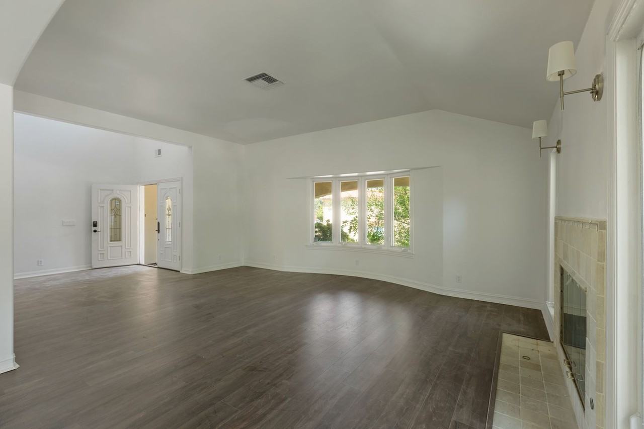 22100 Tiara St - Photo 7 of 50