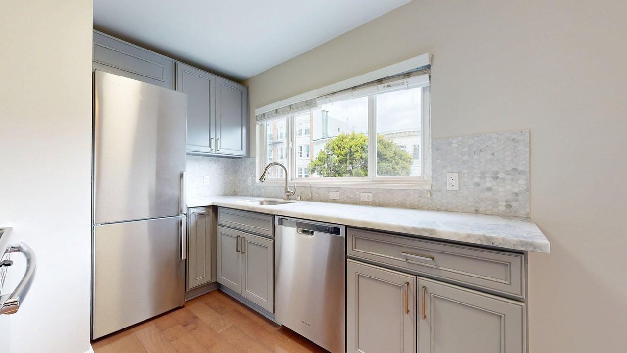1490 Chestnut St #3 - Photo 4 of 12
