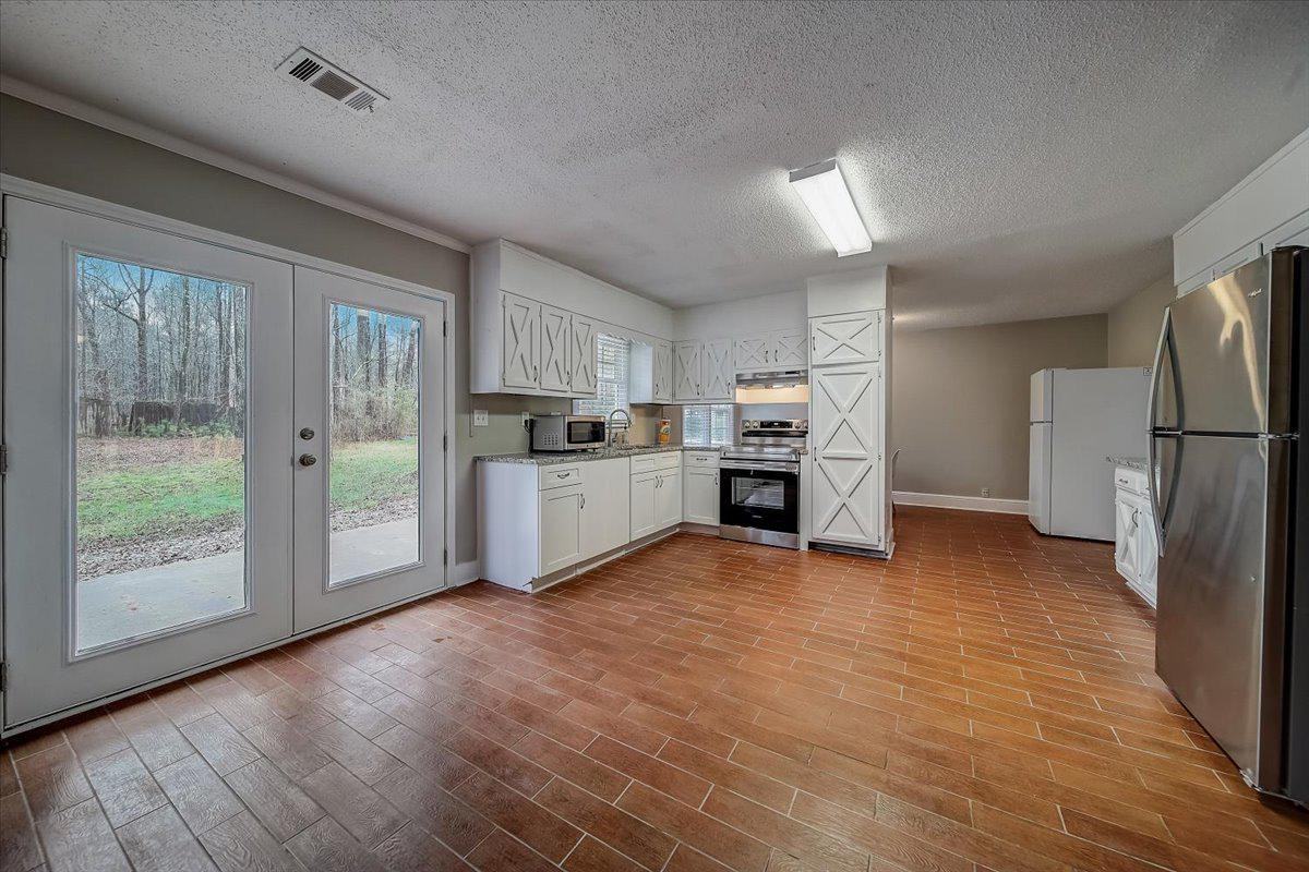 4610 Jones Rd - Photo 6 of 13