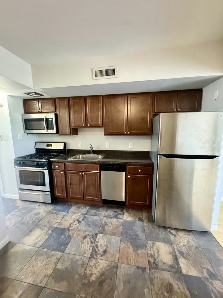 5225 Southwest Avenue, Unit 206 - Photo 3 of 27