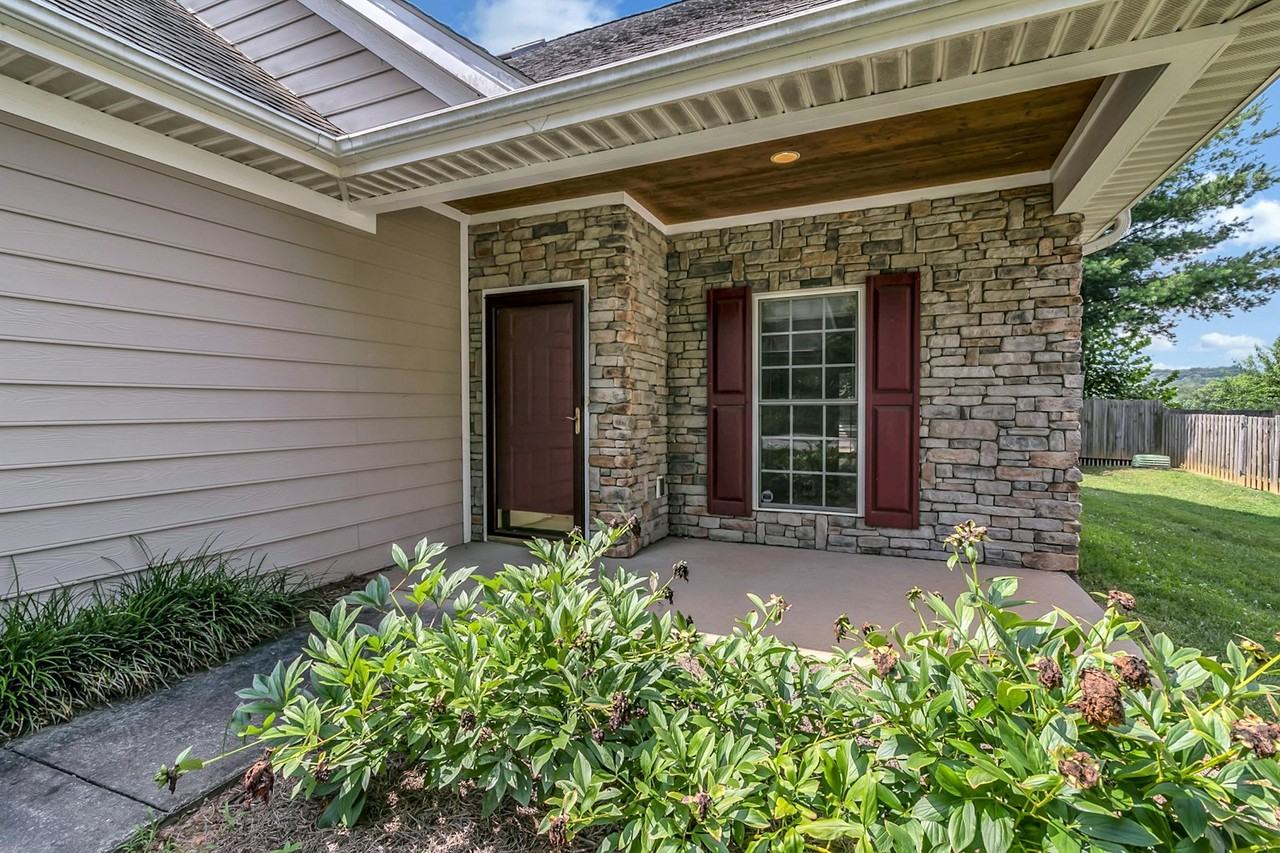 857 West Pointe Drive - Photo 3 of 26