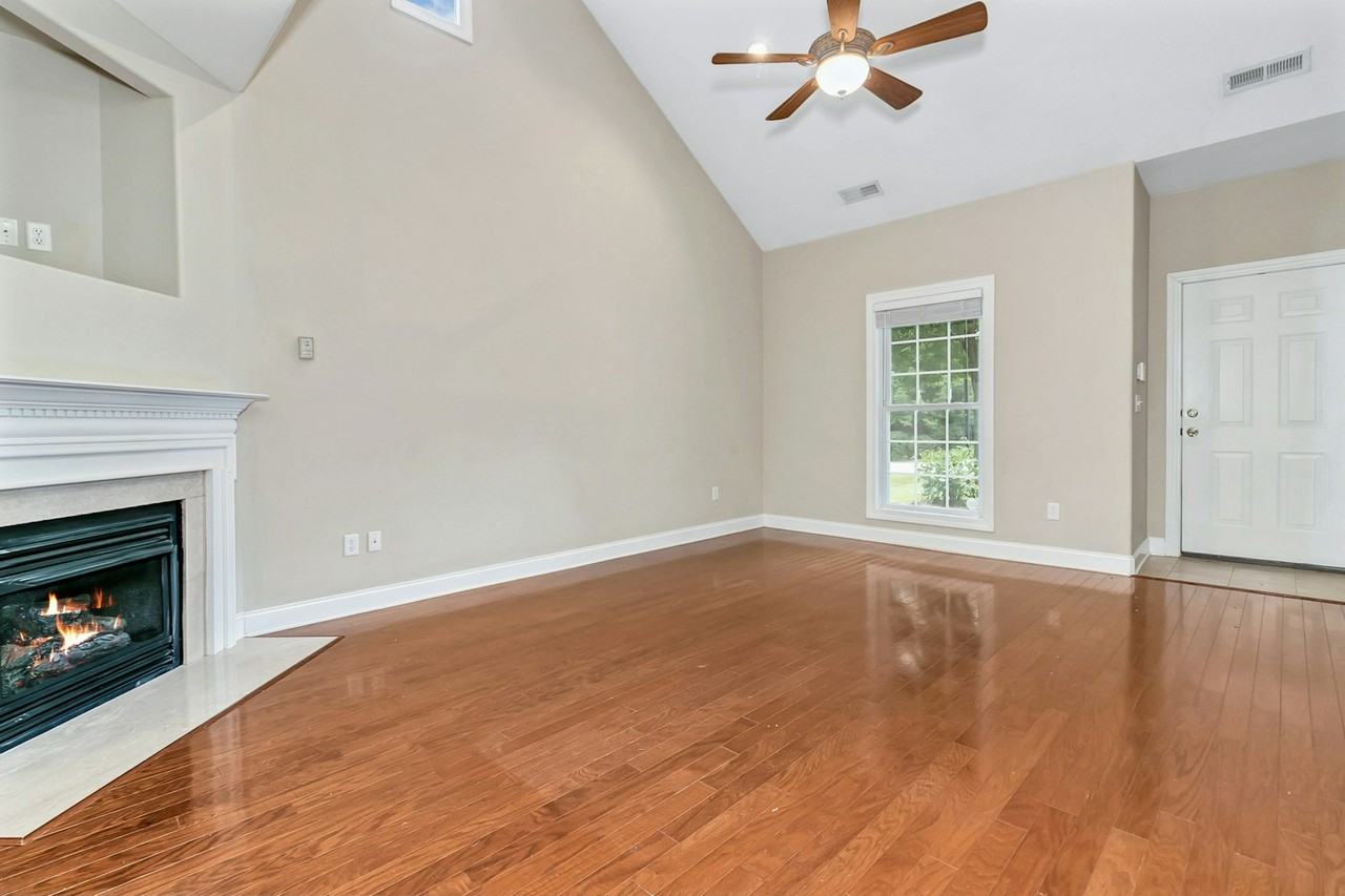 857 West Pointe Drive - Photo 5 of 26