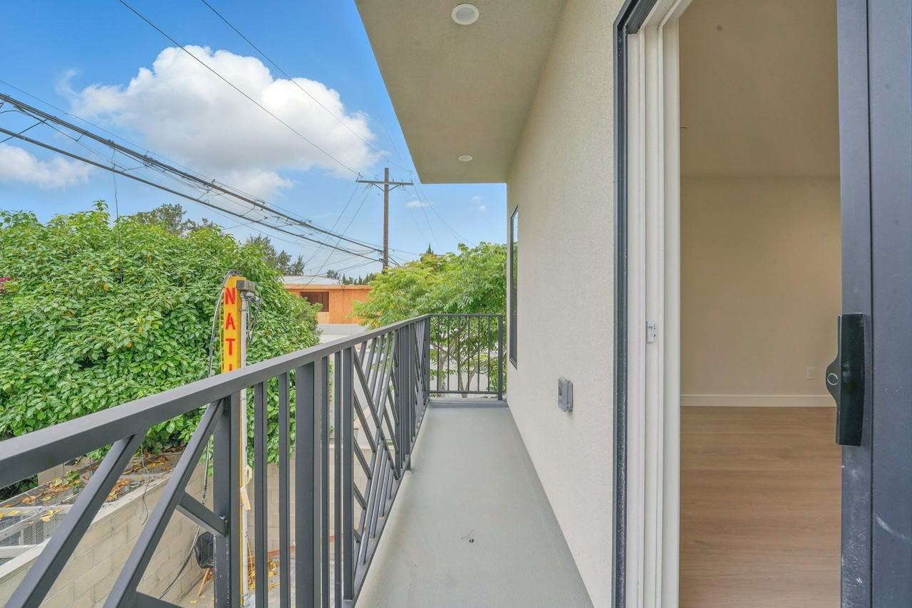 8234 Blackburn Avenue, Unit 8236 1/2 - Photo 3 of 50