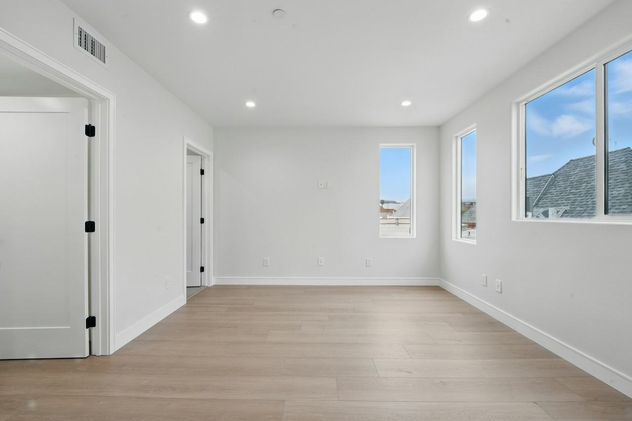 8234 Blackburn Avenue, Unit 8236 1/2 - Photo 4 of 50