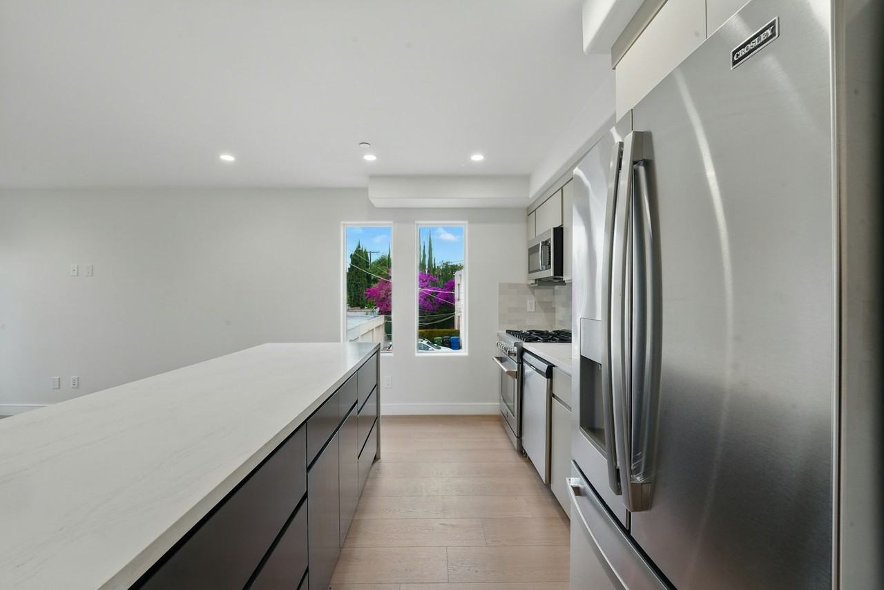 8234 Blackburn Avenue, Unit 8236 1/2 - Photo 5 of 50