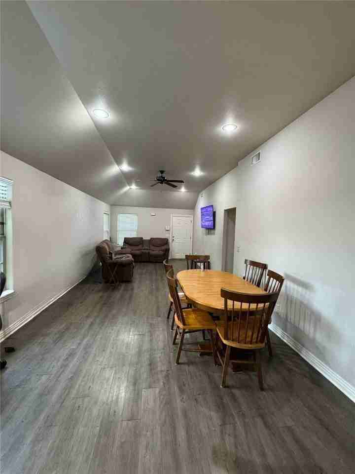 1217 N Stephens Ave - Photo 3 of 11