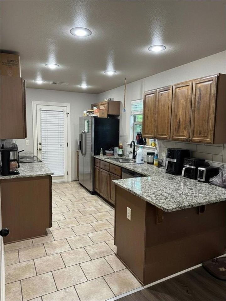 1217 N Stephens Ave - Photo 4 of 11