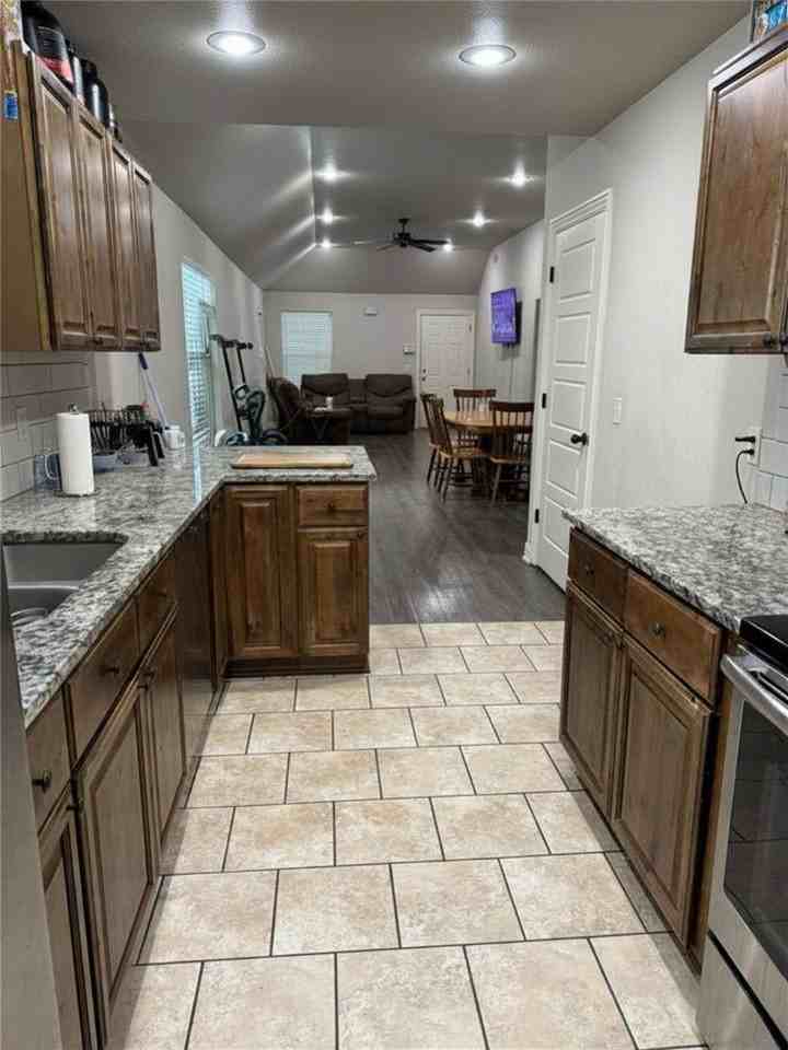 1217 N Stephens Ave - Photo 5 of 11