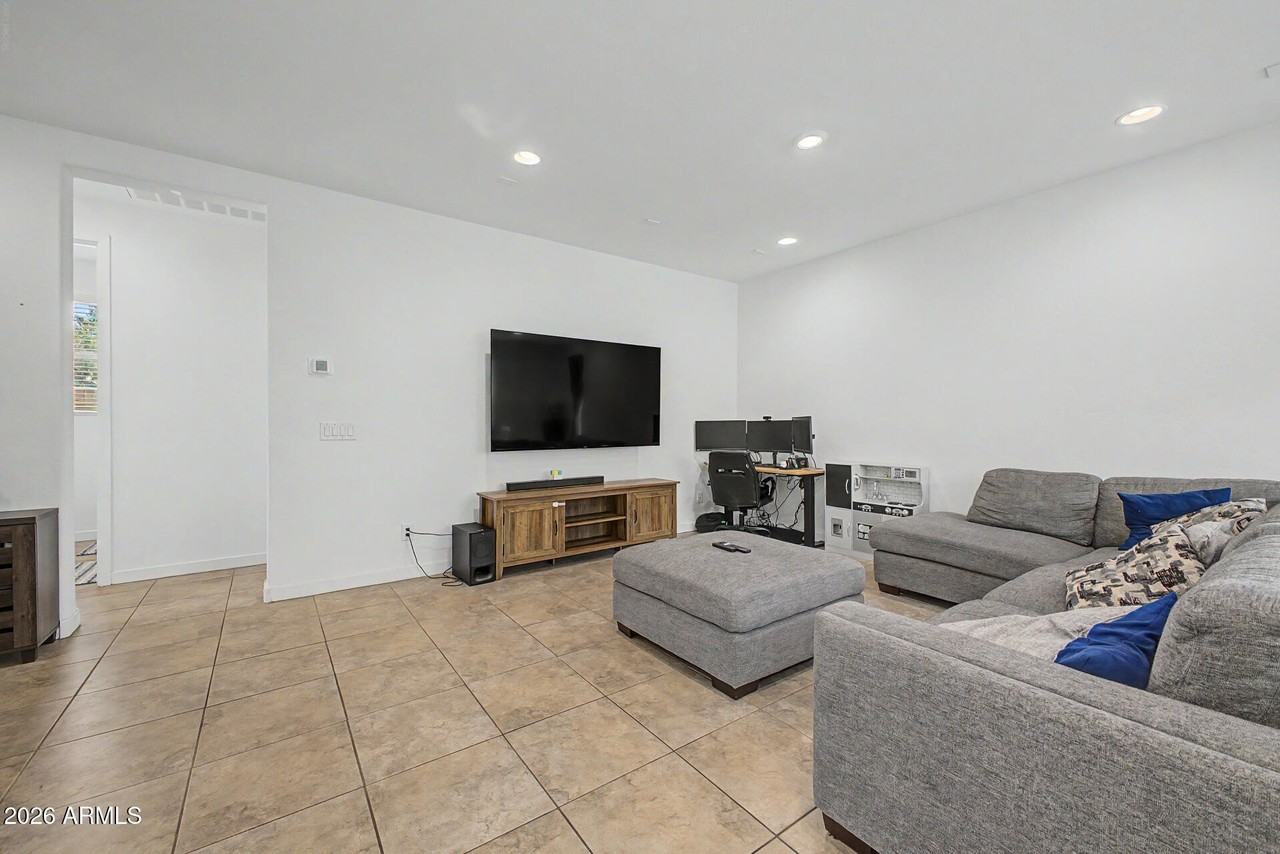 9012 W Solano Dr - Photo 6 of 27