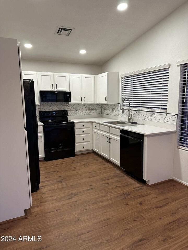 18811 N 44th Pl - Photo 5 of 10