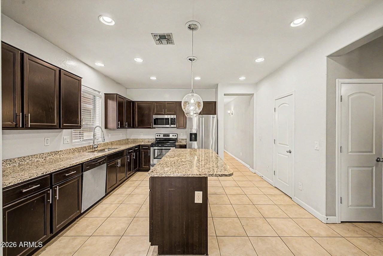1619 N Hillcrest - Photo 4 of 37