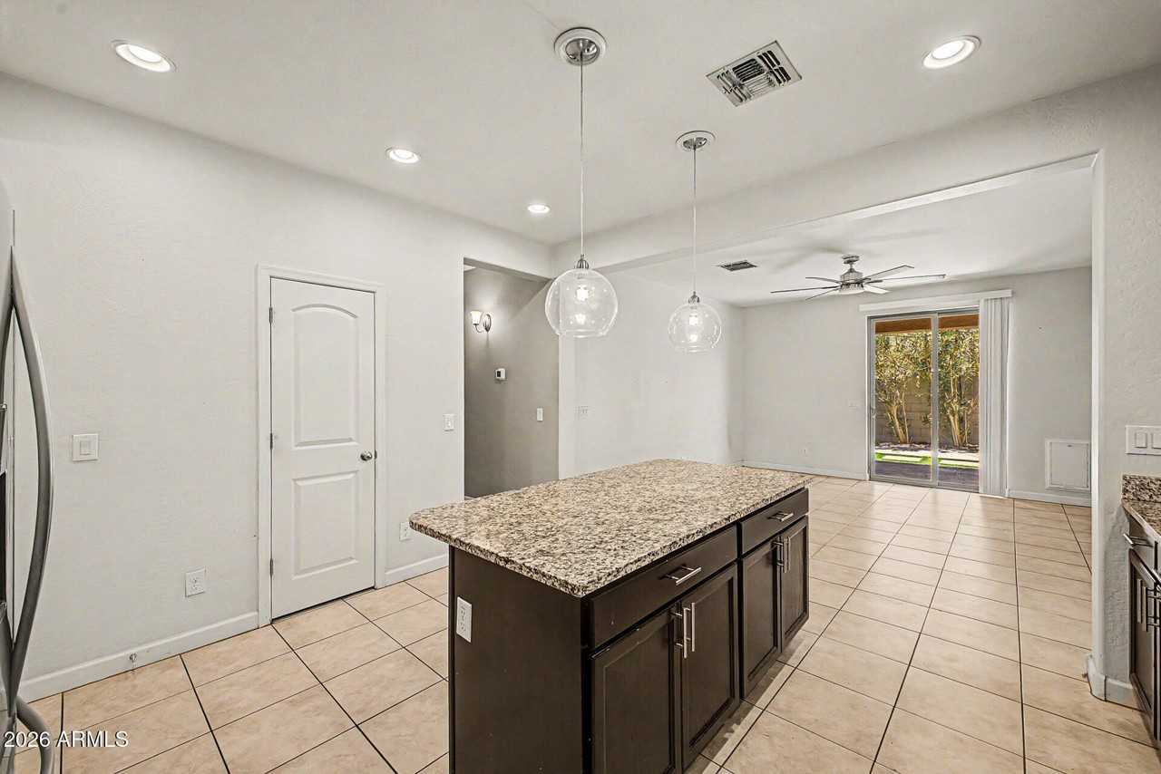 1619 N Hillcrest - Photo 5 of 37