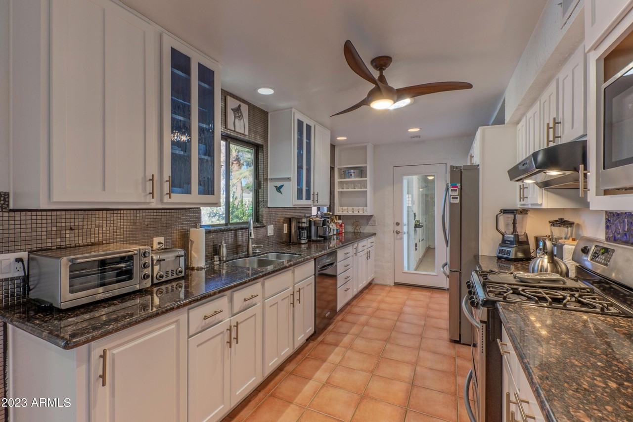 12636 N 68th St - Photo 6 of 23