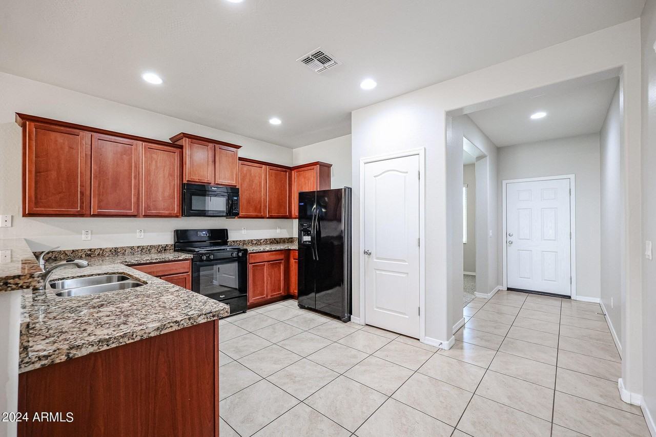 7009 S 78th Dr - Photo 4 of 34
