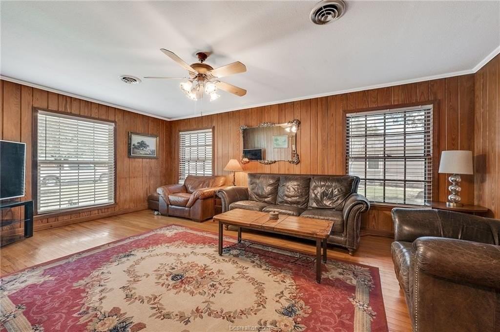 1030 Walton Dr - Photo 4 of 27