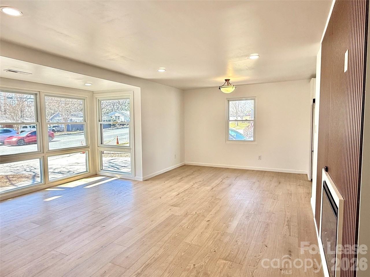 541 E Woodlawn Rd - Photo 3 of 12