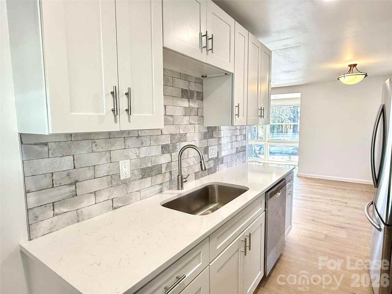 541 E Woodlawn Rd - Photo 5 of 12