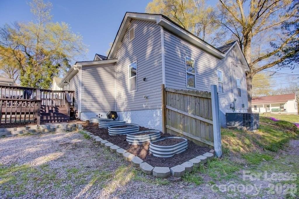 419 N East Ave - Photo 4 of 39