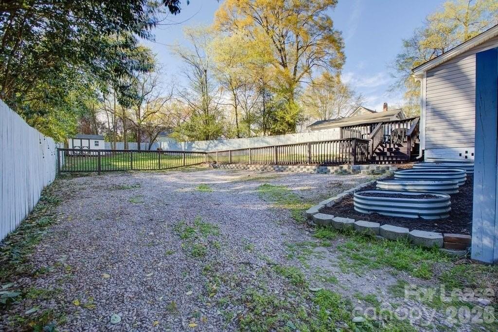 419 N East Ave - Photo 5 of 39