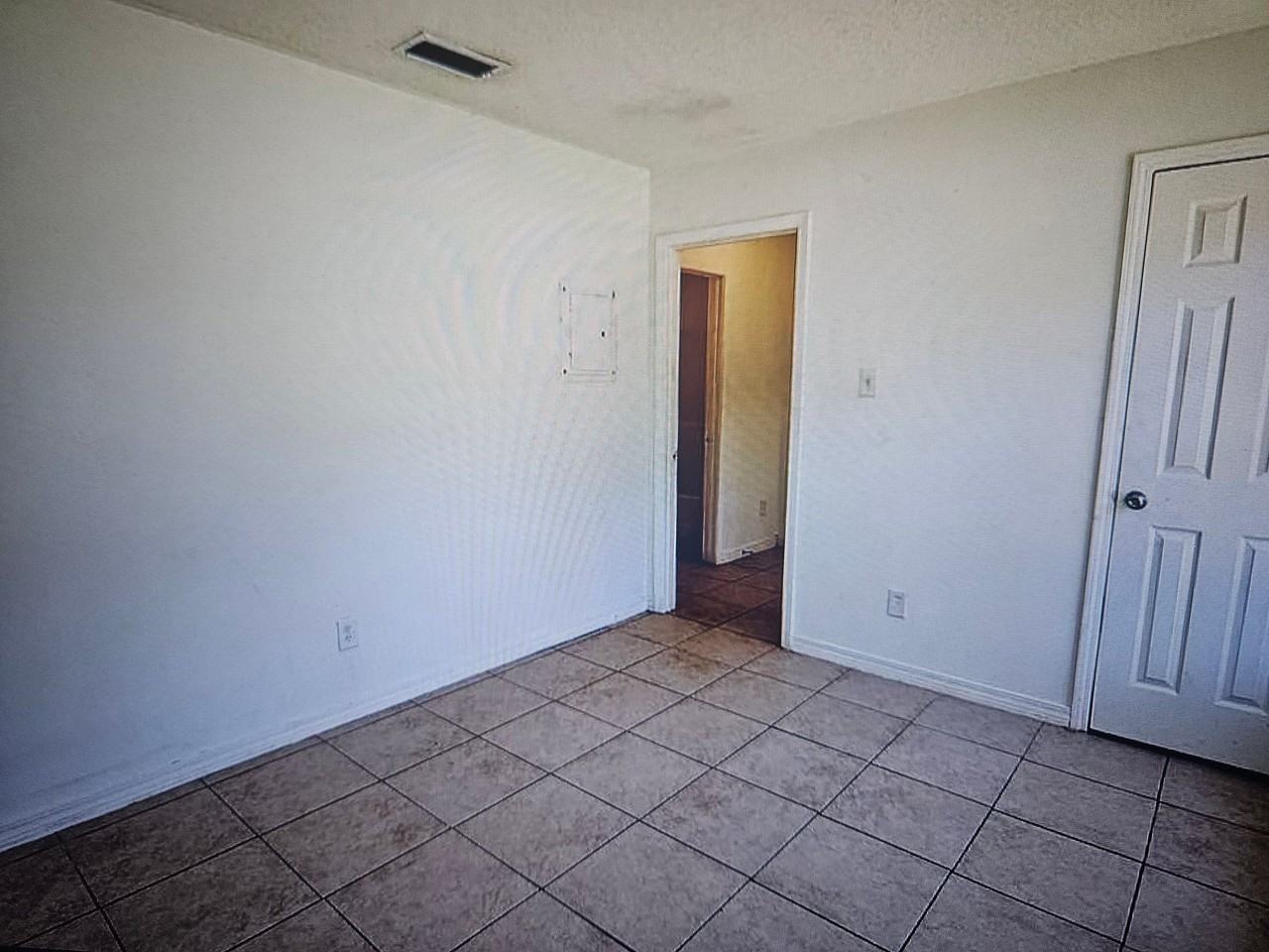 1204 Seneca St - Photo 4 of 27