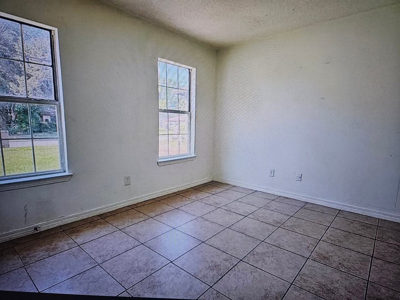 1204 Seneca St - Photo 5 of 27