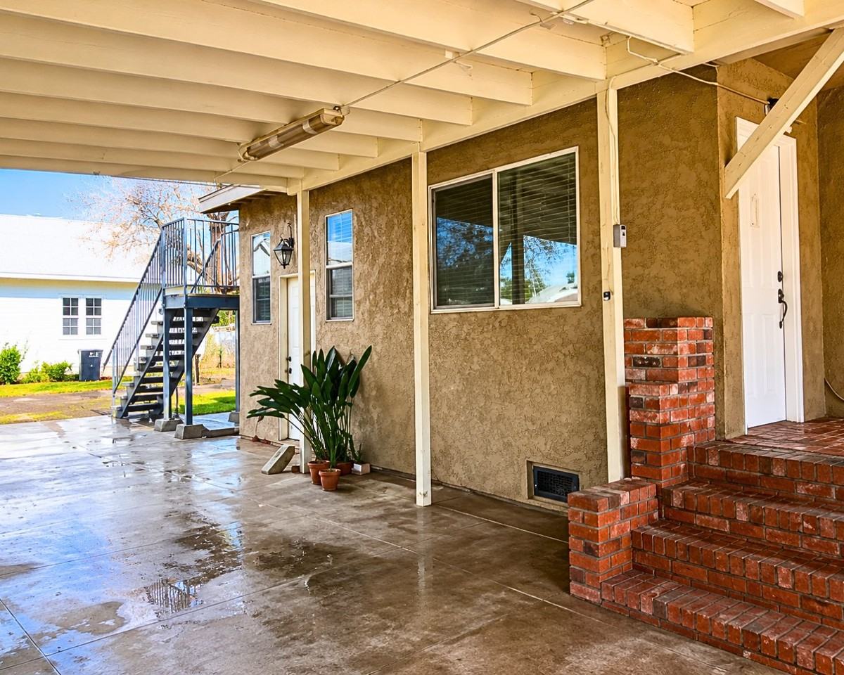 860 S Gregory St - Photo 2 of 15