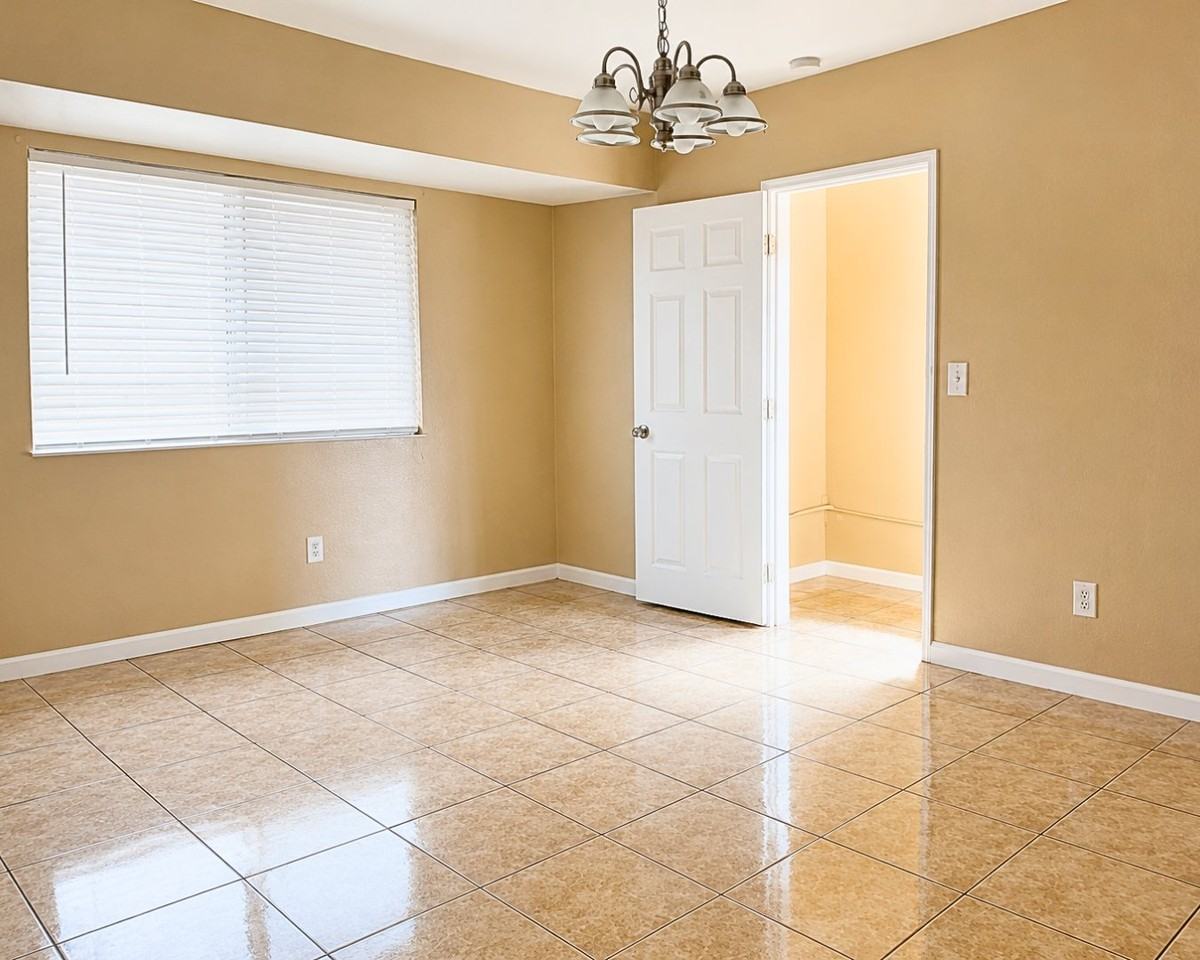 860 S Gregory St - Photo 3 of 15
