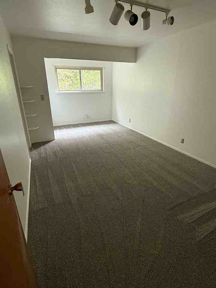 561 Princeton Pl - Photo 5 of 19