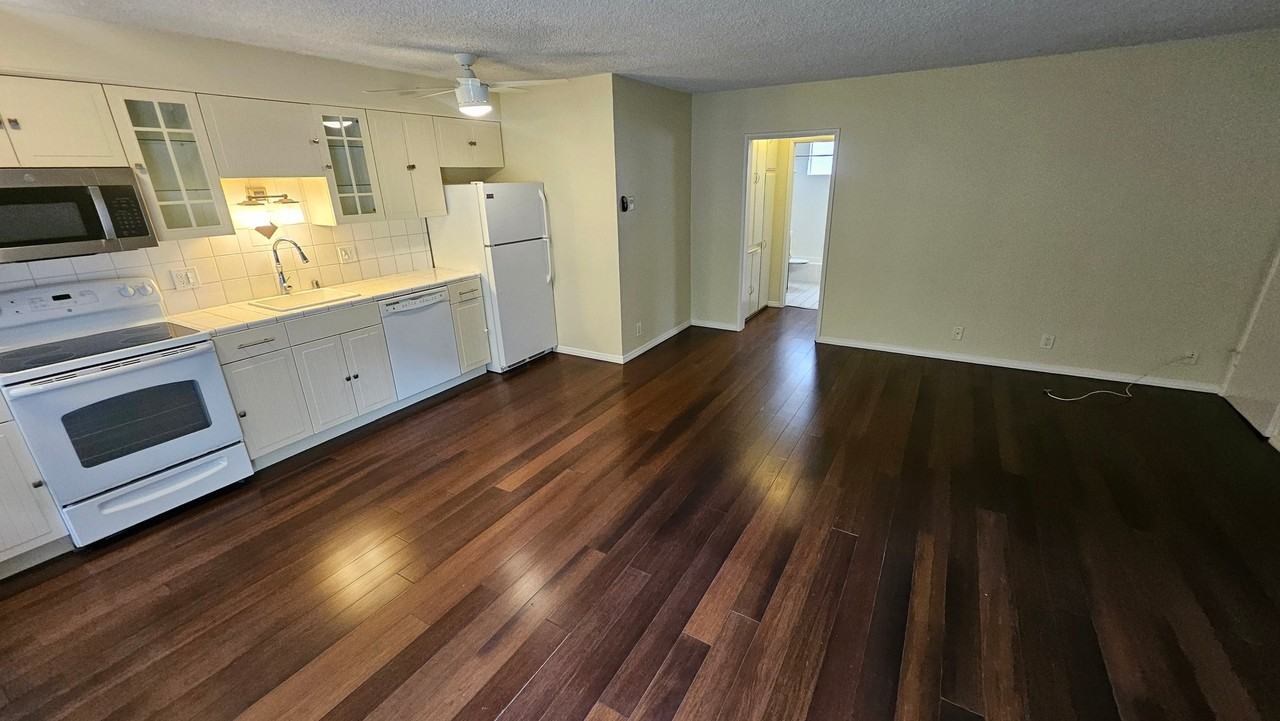 2130 N Beachwood Dr #3 - Photo 2 of 9