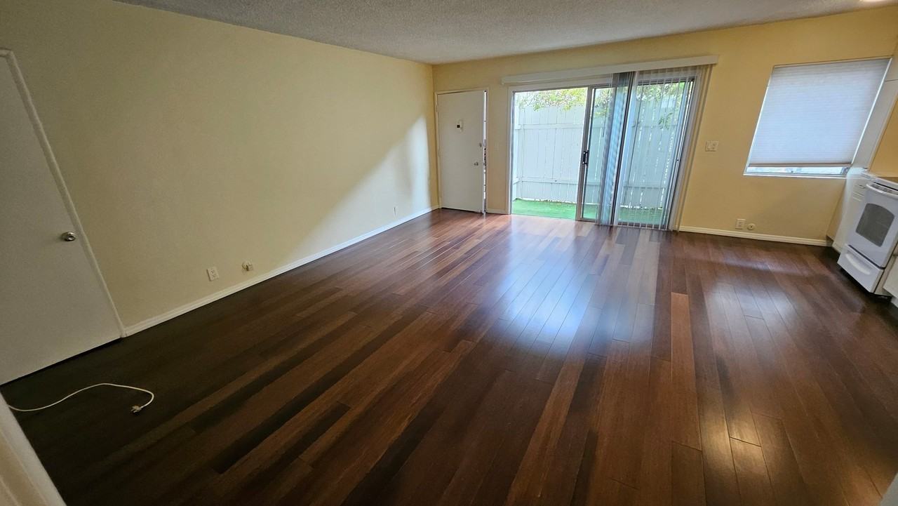 2130 N Beachwood Dr #3 - Photo 3 of 9