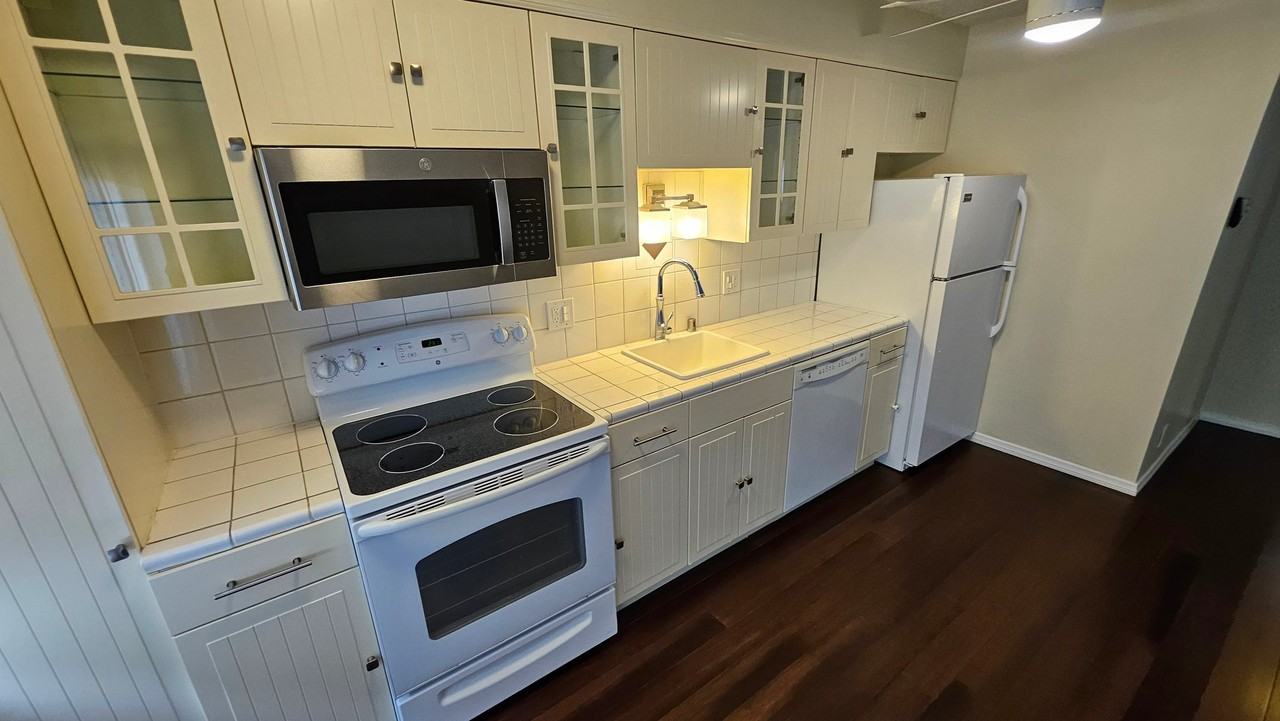 2130 N Beachwood Dr #3 - Photo 4 of 9