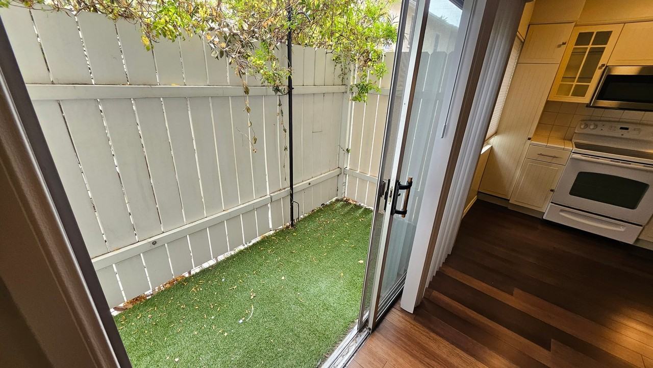 2130 N Beachwood Dr #3 - Photo 6 of 9