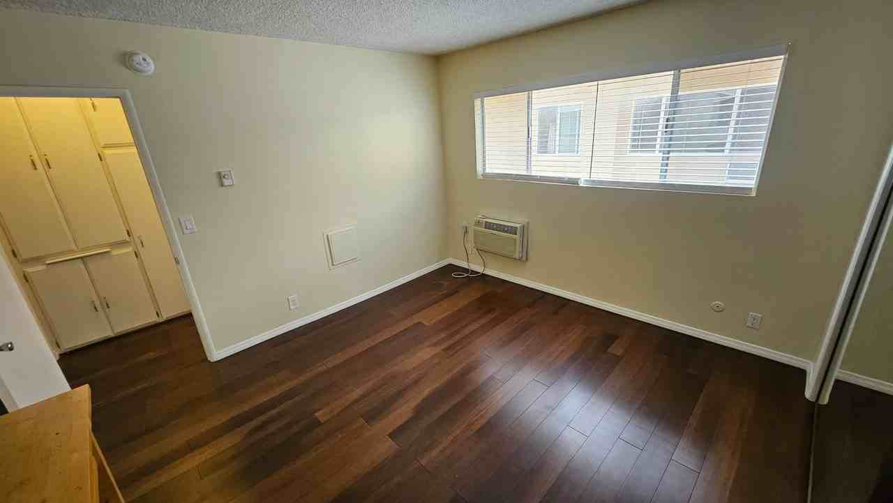 2130 N Beachwood Dr #3 - Photo 7 of 9