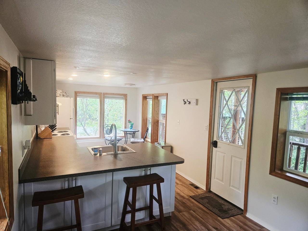 1676 W Lakeshore Dr - Photo 4 of 15