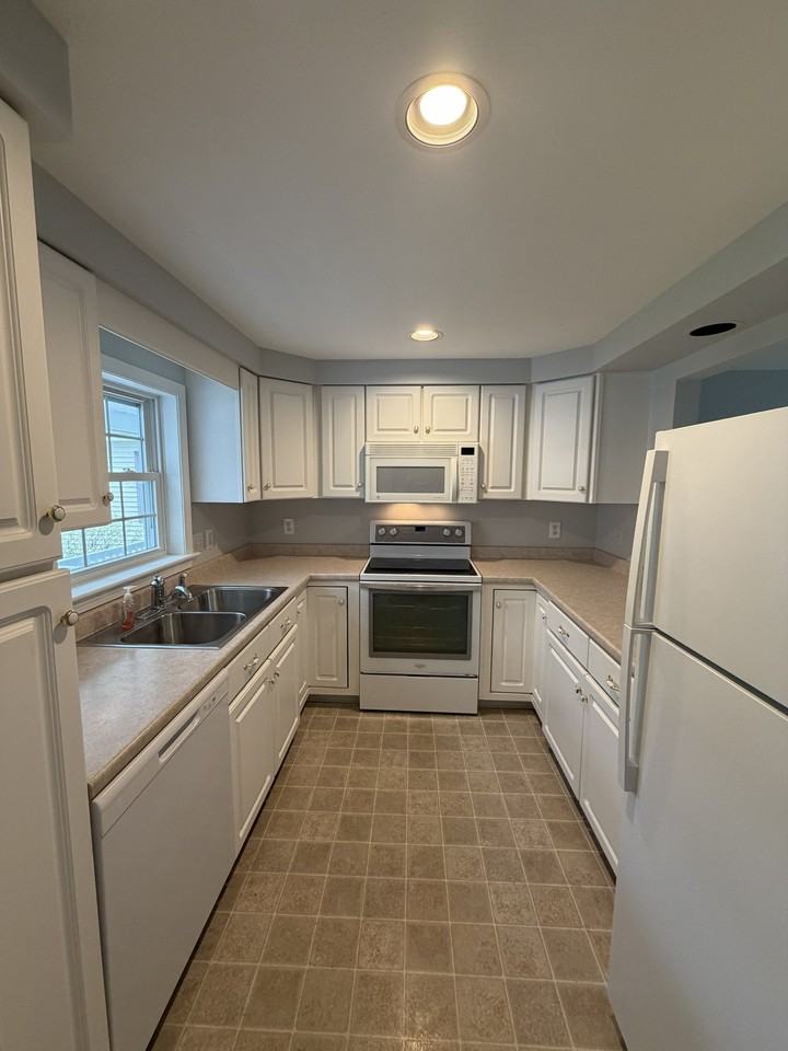 11 Cambridge Ct - Photo 4 of 10