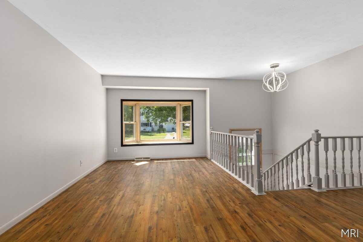 301 Stadium Dr - Photo 2 of 20