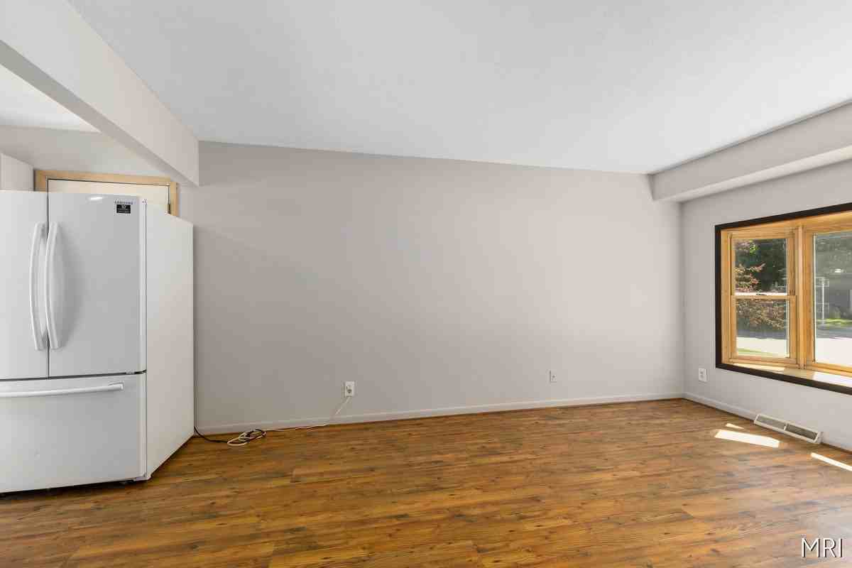 301 Stadium Dr - Photo 3 of 20