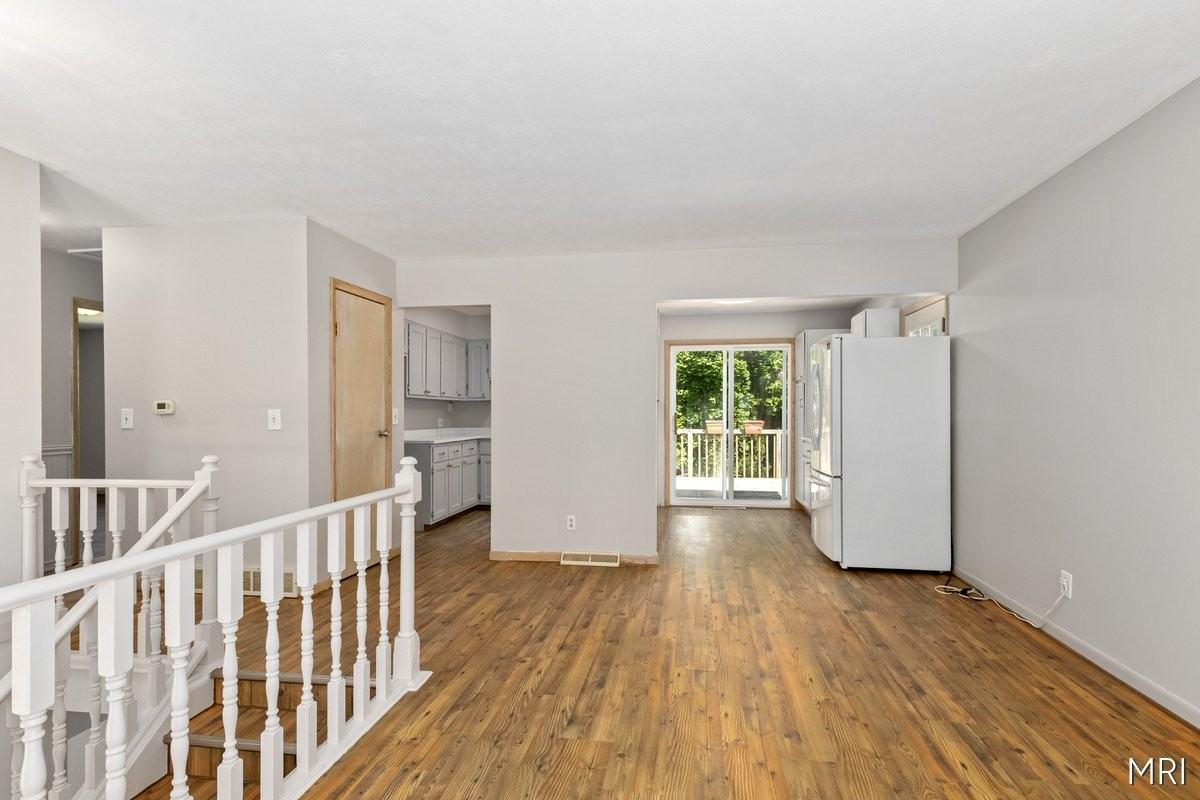 301 Stadium Dr - Photo 4 of 20