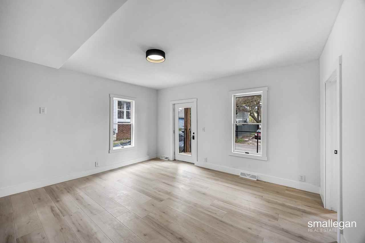 1322 Hurd St Se - Photo 4 of 20