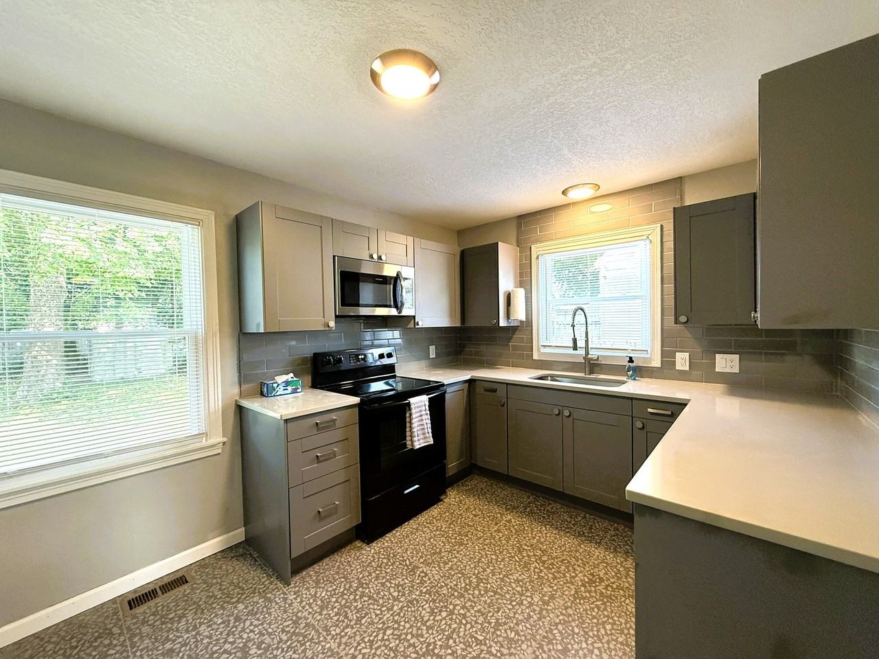 2037 S Laura Ave - Photo 3 of 17