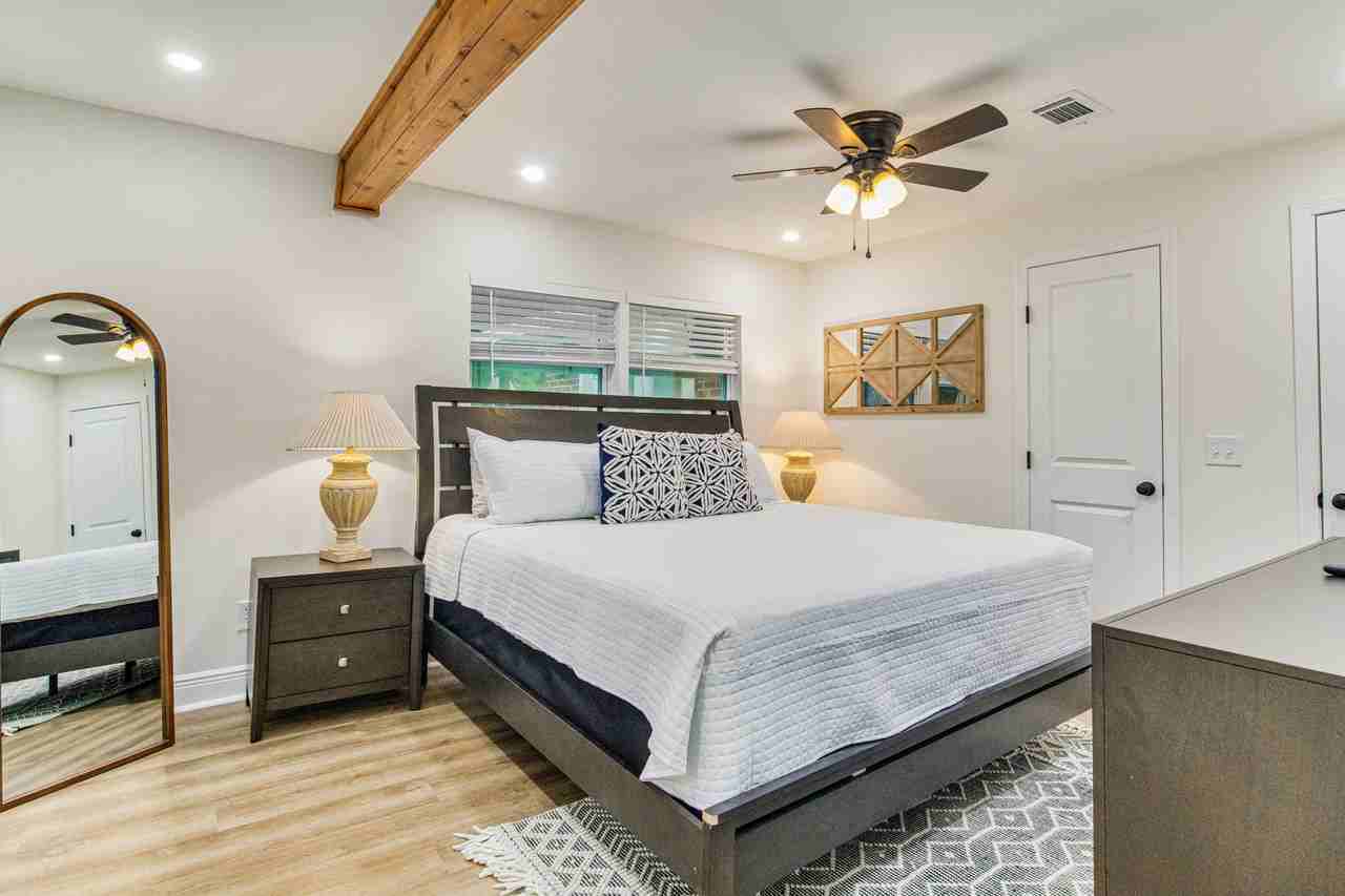 814 W Gonzalez St - Photo 3 of 20