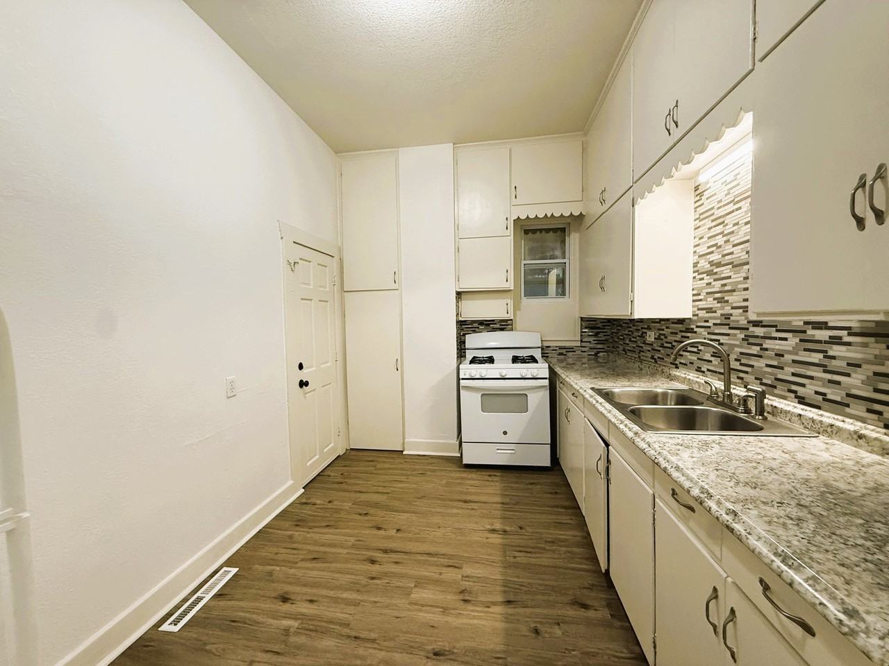 1912 N Wellington Pl - Photo 6 of 8