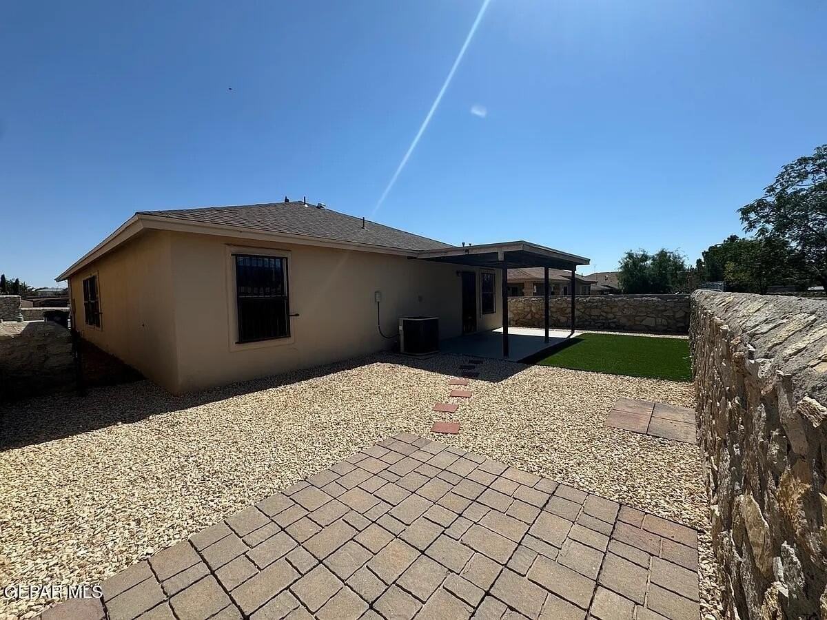 10041 Paloma Dr - Photo 2 of 41