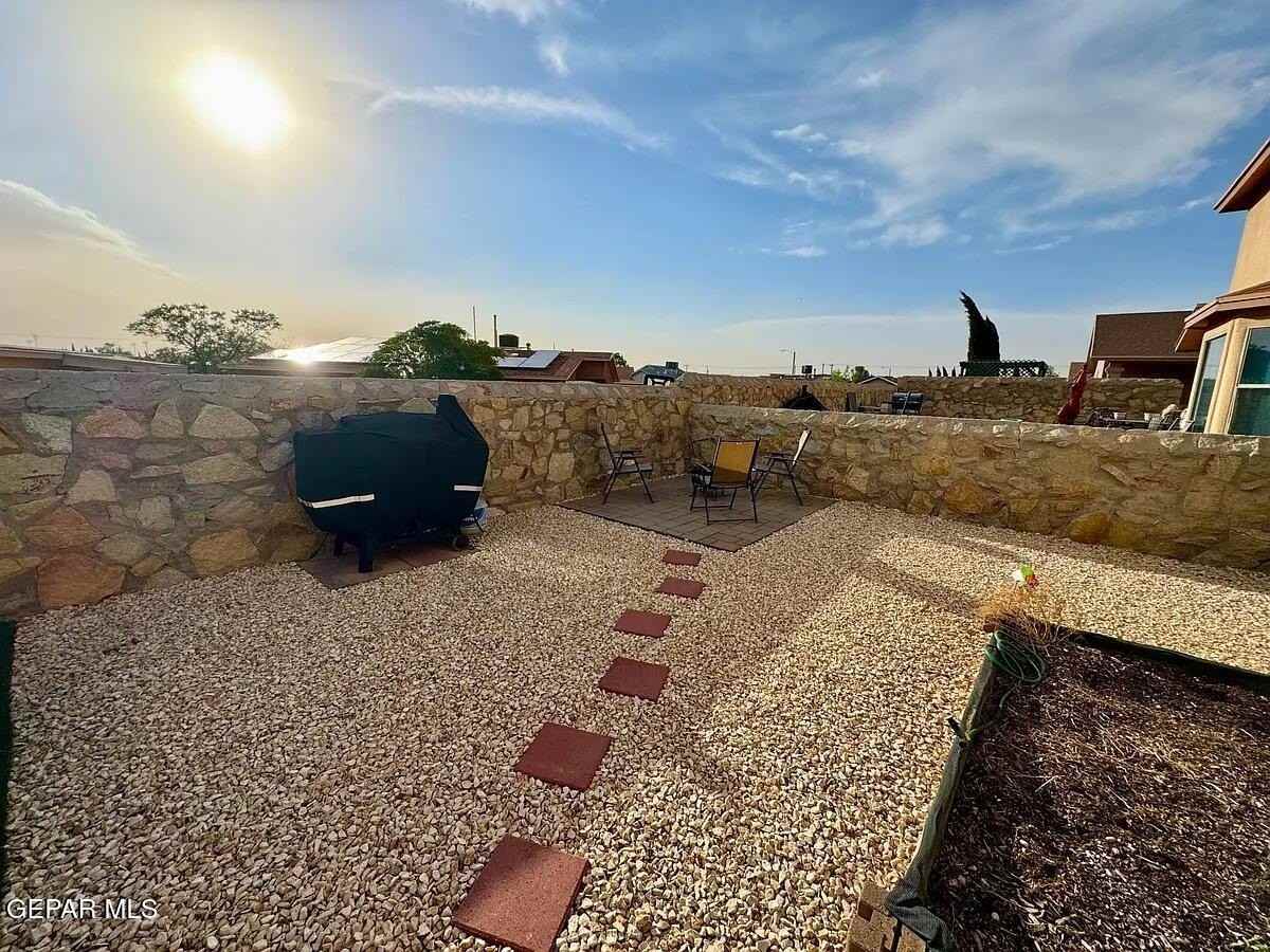 10041 Paloma Dr - Photo 3 of 41
