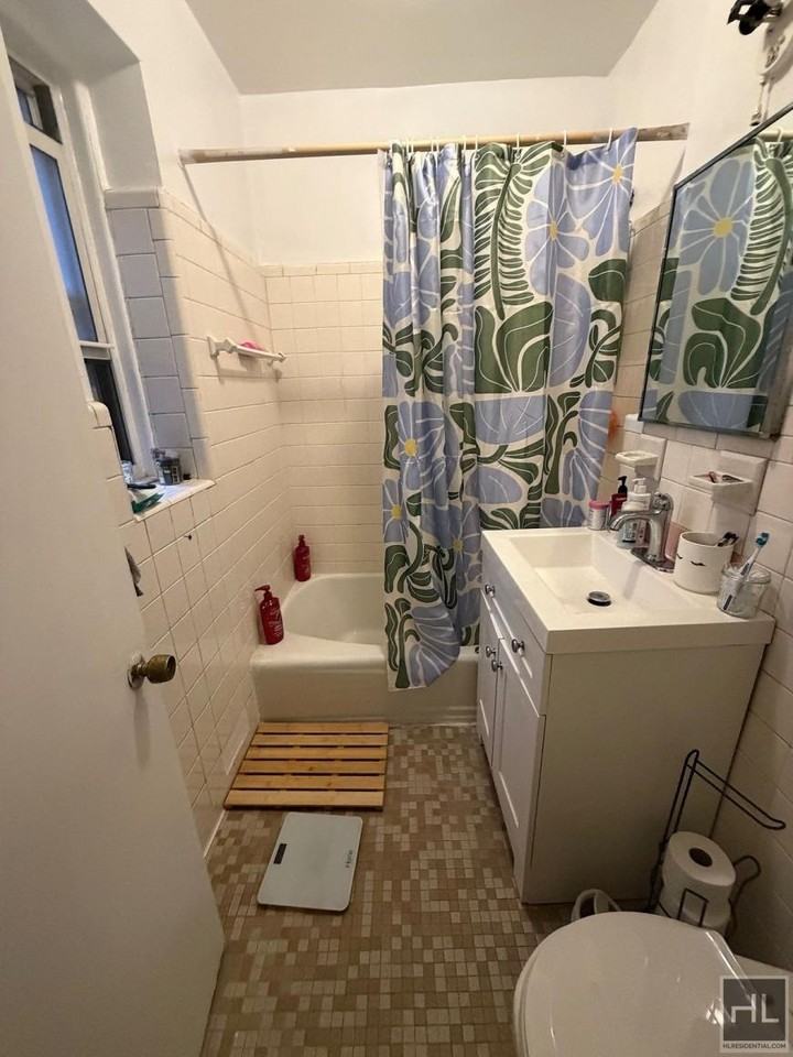 326 W 83rd St - Photo 3 of 10