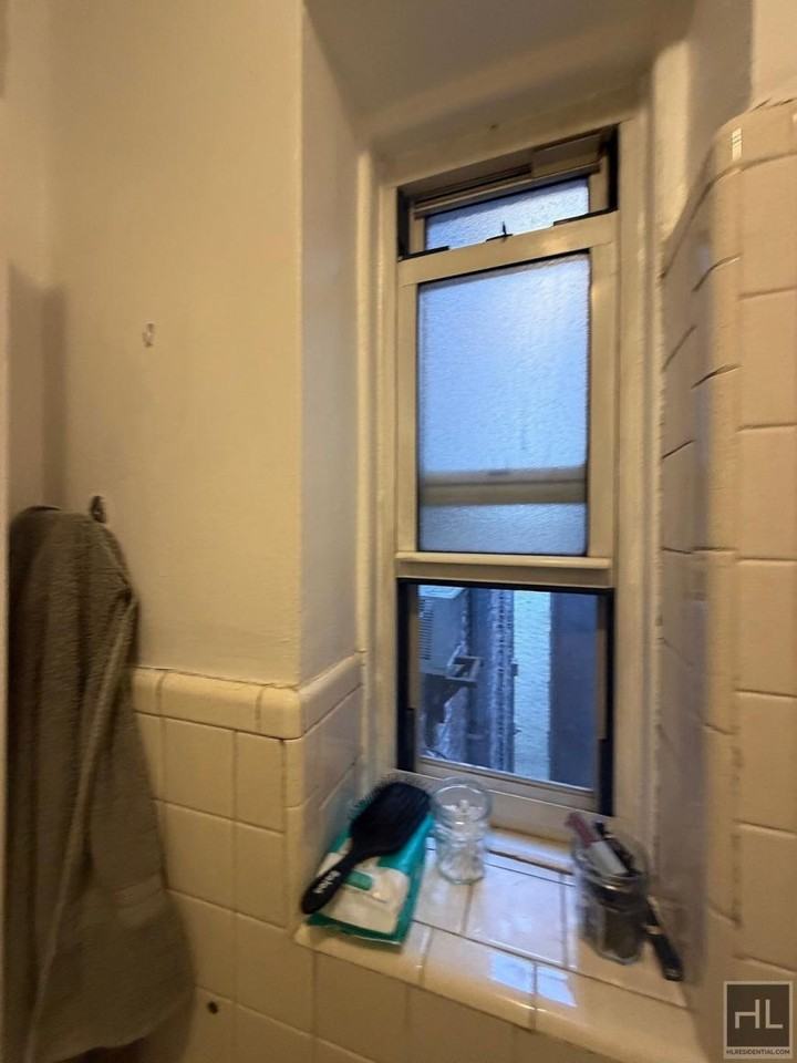 326 W 83rd St - Photo 6 of 10
