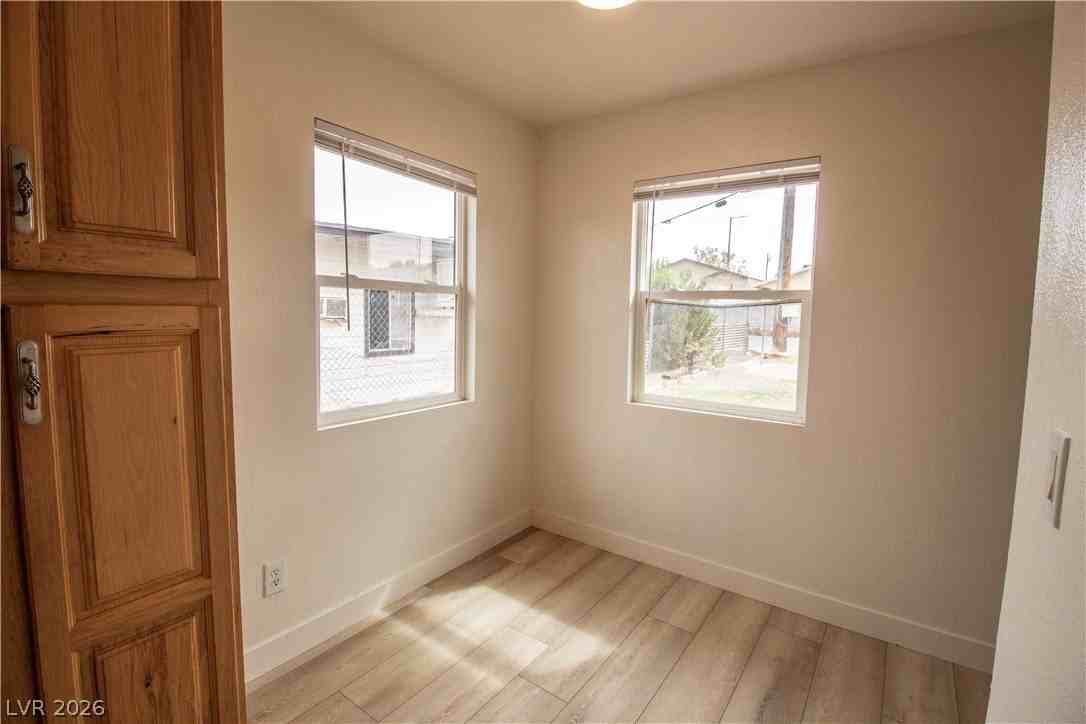 119 W Victory Rd - Photo 7 of 26